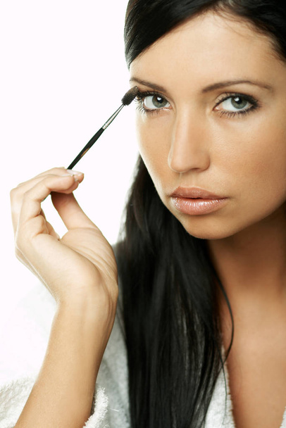 Портрет красивой брюнетки женщина делает ежедневные утренние процедуры (макияж серии
) - Фото, изображение