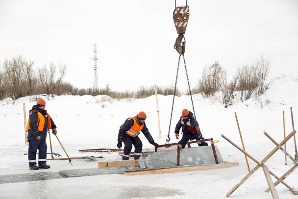 Pracownicy łapią bloki lodu na pasie - Zdjęcie, obraz