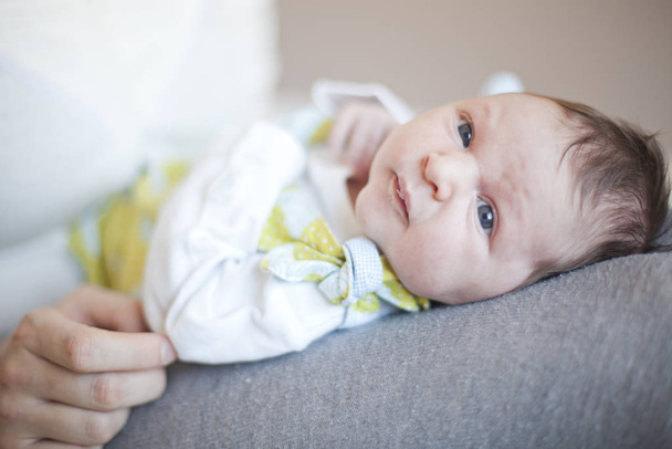 Portrait d'un bébé fille nouveau-né mignon couché habillé dans une robe mignonne
 - Photo, image