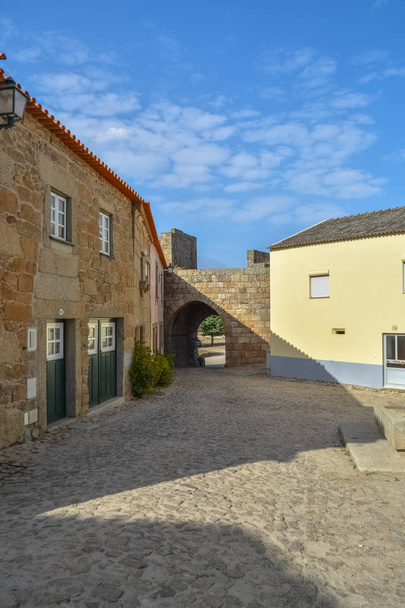 Veduta sulla fortezza esterna, borgo medievale all'interno castello fortezza di Castelo Mendo
 - Foto, immagini