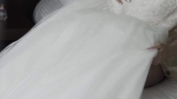 gelukkig bruid raakt haar trouwjurk met haar hand. - Video