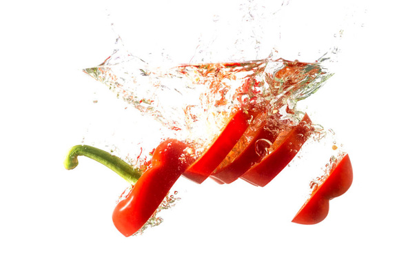 rote Paprika in Scheiben geschnitten isoliert auf weißem Hintergrund. - Foto, Bild