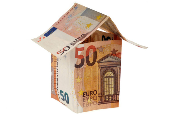 Ház eurobank jegyzetek közelről fehér háttér  - Fotó, kép