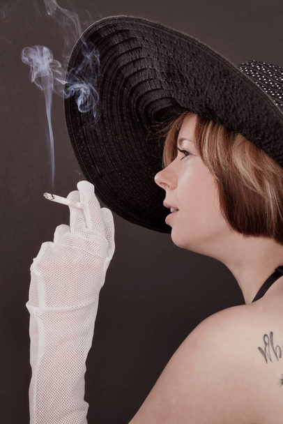 lady with gloves and cigarette - Fotografie, Obrázek