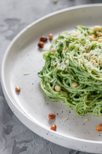 Green pasta with avocado, spinach and pine nuts - Фото, изображение