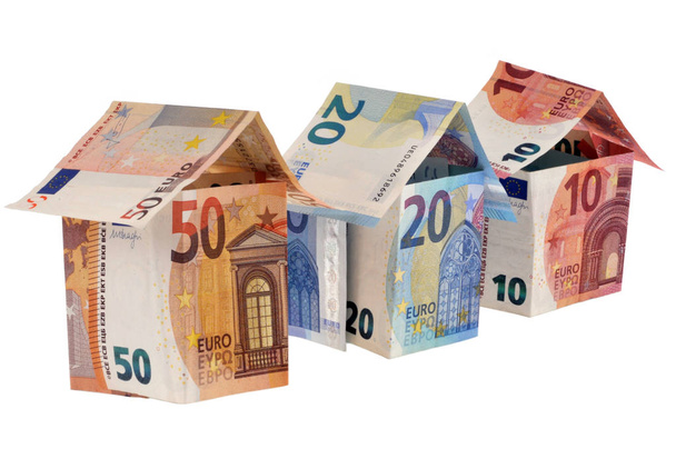 Domy w banknotach euro zamykają się na białym tle - Zdjęcie, obraz