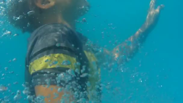 Junge im T-Shirt versucht, aus dem Pool zu schwimmen - Filmmaterial, Video