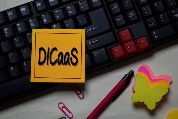 DICaaS - Data Intensive Computing як сервіс запису на липкій ноті ізольовано на офісному столі
. - Фото, зображення
