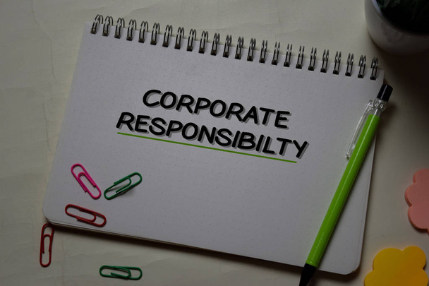Responsabilidade Corporativa escrever em um livro isolado na mesa de escritório
. - Foto, Imagem