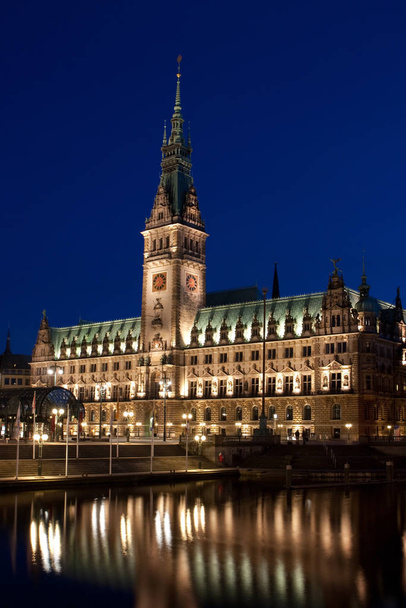 city hall at night. the city council is reflected in alsterfleet. the city hall was built 1897th the architecture of the building combines elements of the italian and north german renaissance and is considered an important example of d - Zdjęcie, obraz