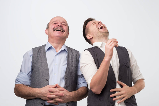 Dos hombres caucásicos riendo en su broma de amigos
 - Foto, Imagen