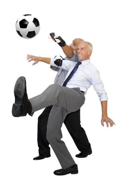 Δύο επιχειρηματίες που παίζουν ποδόσφαιρο απομονωμένοι στα λευκά - Φωτογραφία, εικόνα
