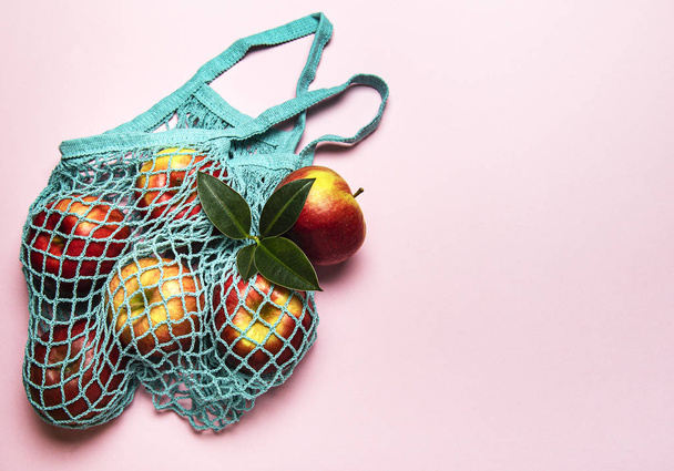 Mesh shopping bag with apples - Фото, зображення