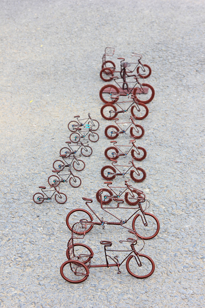 銅ワイヤーから成っているグッズ工芸自転車 - 写真・画像