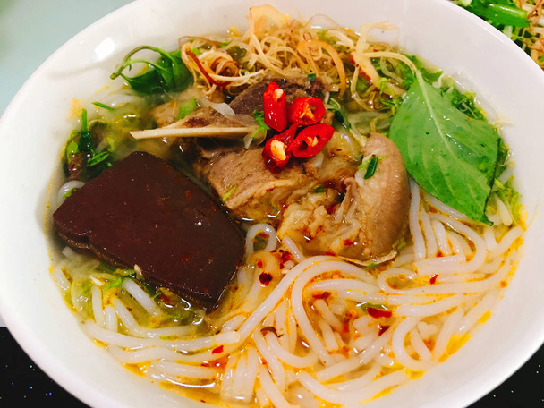 Pho Bo Vietnamlı şehriye çorbası, domuz eti, kızarmış soğan ve sebze, geleneksel et, tavuk, et, sebze, acı biber sosu taze taze soğan.  - Fotoğraf, Görsel