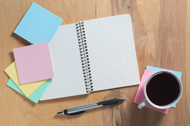 Cuaderno, pegatinas de papel y café
 - Foto, Imagen