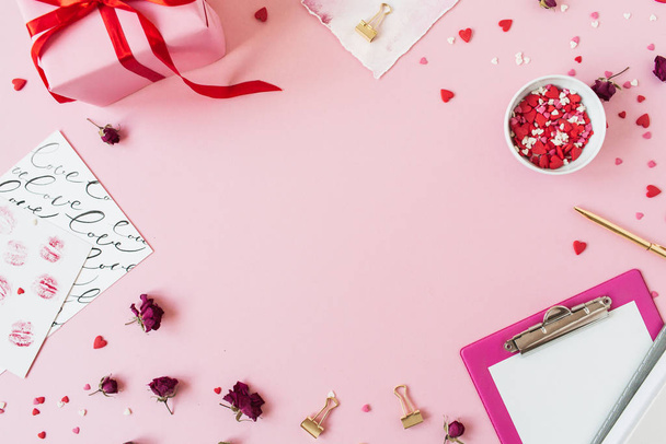 Másolja tér mockup keret készült ünnepi dekorációk rózsaszín háttér. Flatlay, felülnézet Valentin-napi ünnepi összetétel. - Fotó, kép