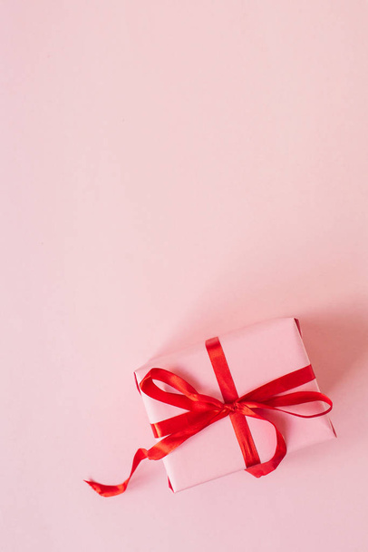 Walentynki kompozycja z różowym pudełkiem na różowym tle. Płaskie leżaki, top view holiday concept. - Zdjęcie, obraz