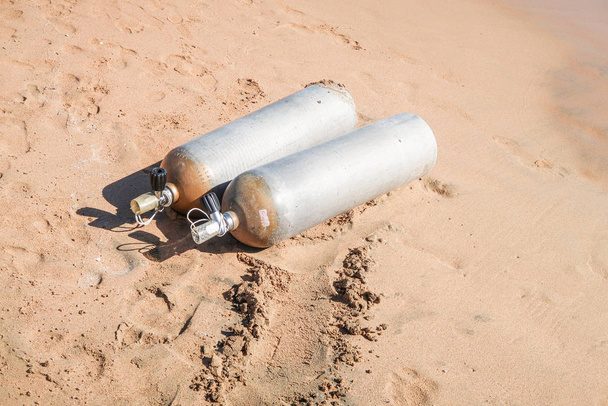 Szarm el-Szejk, Egipt-21 listopada 2017: dwa cylindry tlenowe do nurkowania, na piasku w zatoce Naama Bay w Szarm el-Szejk, Egipt. - Zdjęcie, obraz