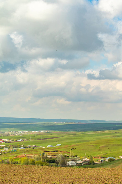 Paysage vert champs collines ciel avec nuages
 - Photo, image