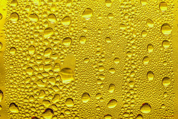 Wassertropfen auf dem Glas, gelber Hintergrund Bier, nebliger Hintergrund. - Foto, Bild