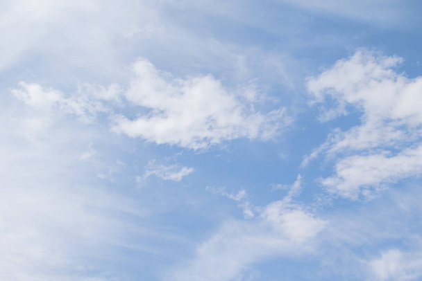 Γαλάζιος ουρανός με λευκά συννεφάκια. Σύννεφα του ουρανού στο παρασκήνιο. - Φωτογραφία, εικόνα