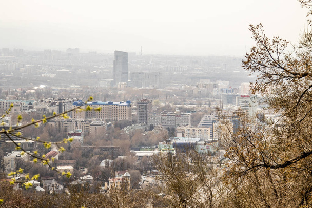 Almaty, Kazachstan-29 marca, 2019: nowoczesna architektura w mieście Ałmaty, Kazachstan. Widok z góry. - Zdjęcie, obraz
