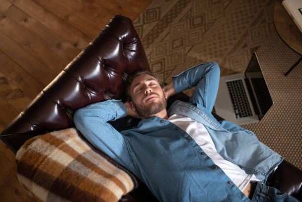 Man relaxing at home while working remotely - Foto, Imagen
