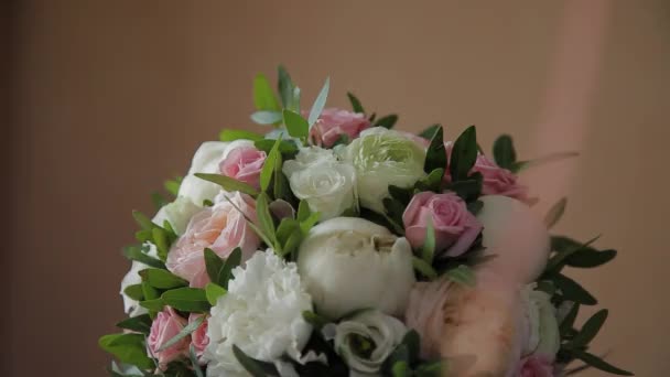 生花のウェディング ブーケ。新鮮な花のお祝い花束。ウェディング ブーケ。フローリストの結婚式。クローズ アップ. - 映像、動画