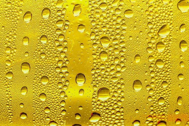 Σταγόνες νερού στο γυαλί, κίτρινη μπίρα υποβάθρου, φόντο. - Φωτογραφία, εικόνα