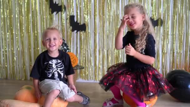 Усміхнені смішні святкування Хеллоуїна діти в декорованій кімнаті
 - Кадри, відео