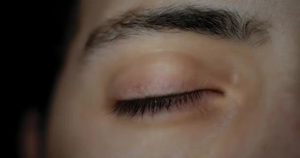 Nahaufnahme der braunen Augenöffnung eines Mannes in einer hellen Studioleuchte. Zeitlupe. bmpcc 4k - Filmmaterial, Video