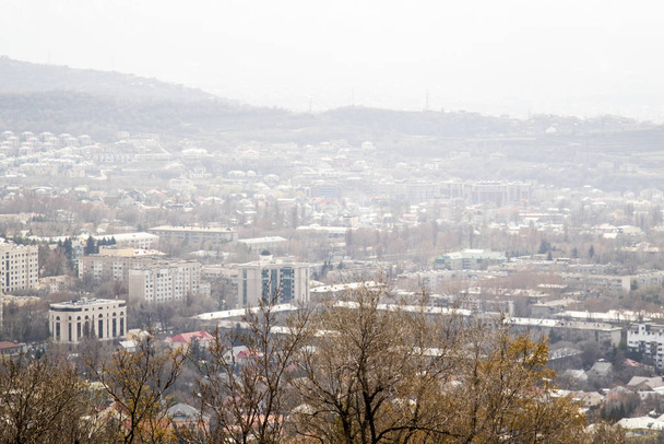 Almaty, Kazachstan-29 marca, 2019: nowoczesna architektura w mieście Ałmaty, Kazachstan. Widok z góry. - Zdjęcie, obraz