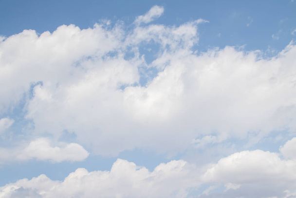 Голубое небо с белыми облаками. Четкий летний день. Идеальные обои для рабочего стола
. - Фото, изображение