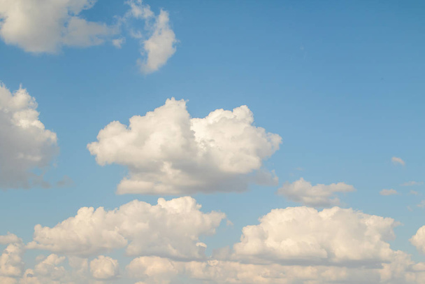 Blauwe lucht met witte mooie cumulus wolken. Landschap hemel wolken, achtergrond. - Foto, afbeelding