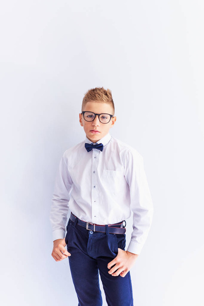 Un petit garçon blond joyeux, mignon et à la mode avec des lunettes regarde la caméra essayer des verres. Le concept de santé. Correction visuelle. Ophtalmologie
. - Photo, image