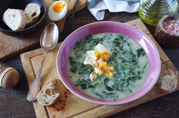 Суп со шпинатом с яйцом, хлебом и оливковым маслом
 - Фото, изображение