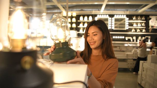 Shopping concepts. Beautiful women are buying lamps at electrica - Foto, Imagen