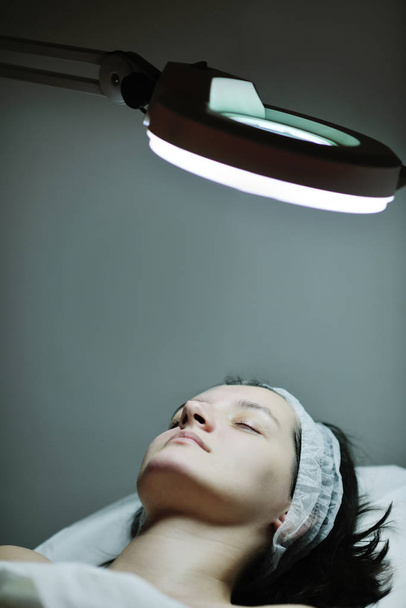 młoda kobieta piękne otrzymywanie kosmetycznych twarzy maska w salonie urody spa i zrelaksować się - Zdjęcie, obraz