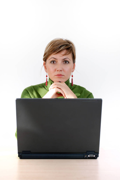 businesswoman in green working on laptop - Foto, afbeelding