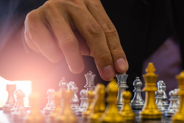 Sakk játék a sakktáblán mögött üzletember háttér. Vállalkozás - Fotó, kép