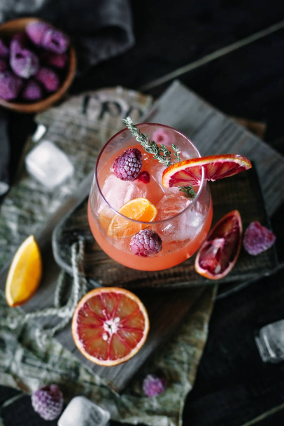 освіжаючий коктейль з апельсиновим соком червоної крові, льодом та ягодами
 - Фото, зображення