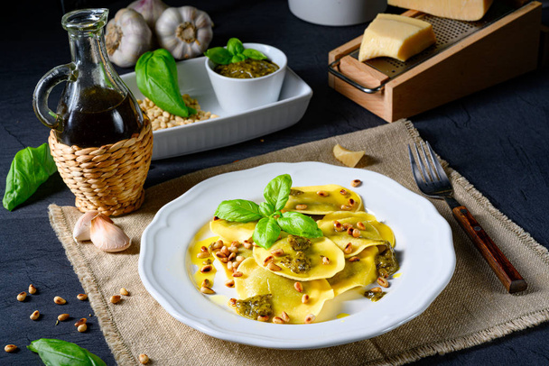 Vegetariano italiano! Tortelli with roasted pine nuts and pesto basilico - Фото, изображение