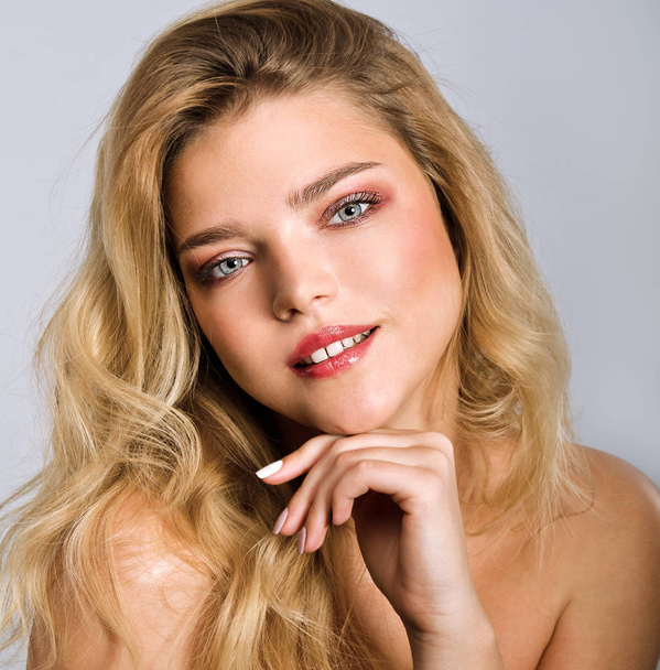 Beauty portrait of female face. Fashion model young woman with m - Fotoğraf, Görsel