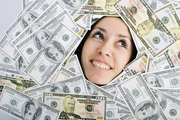 glückliche junge Geschäftsfrau isoliert von Weißen, die mit Dollargeld spielen und Erfolg im Finanzwesen repräsentieren - Foto, Bild