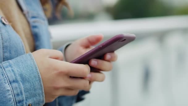 Handheld weergave van vrouw browsen haar mobiele telefoon  - Video