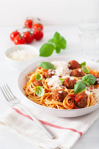 spagetti húsgombóc és paradicsomszósz, olasz tészták - Fotó, kép