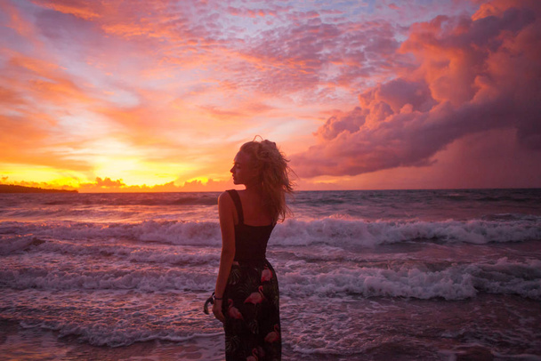 Attrayant jeune femme en maillot de bain du corps se détendre à la plage tropicale
 - Photo, image