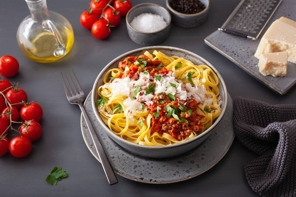 tagliatelle bolognese met kruiden en parmezaan, Italiaanse pasta - Foto, afbeelding