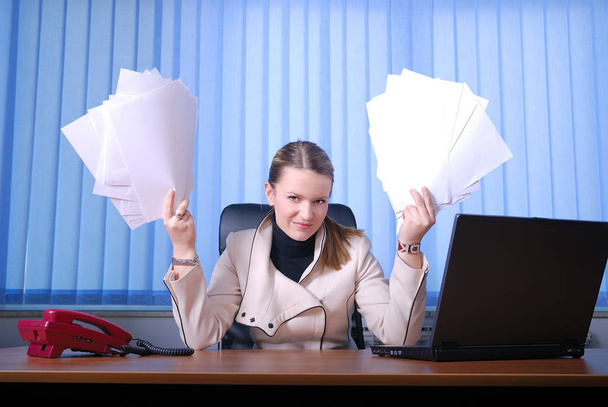 .businesswoman holding empty documents - Zdjęcie, obraz